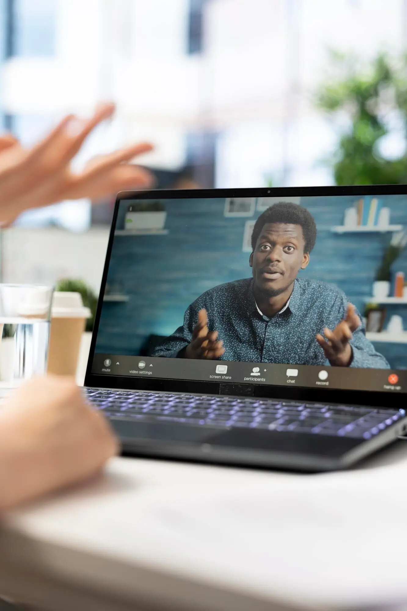 HR-Fachkraft führt einen Online-Videoanruf mit einem Bewerber.