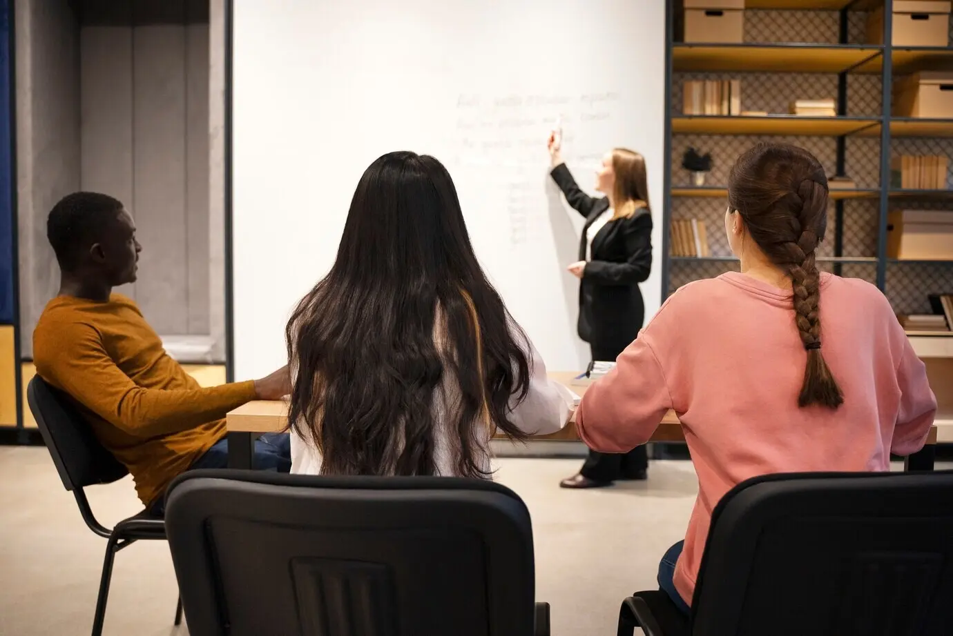 Rückenansicht von Personen, die Grammatikfehler korrigieren.