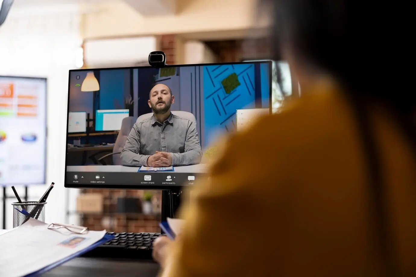 Geschäftsmann, der ein virtuelles Meeting leitet