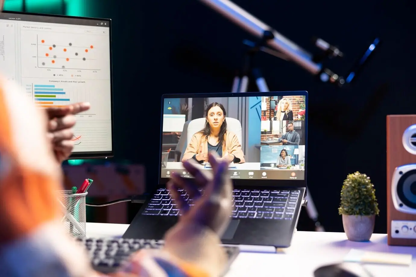 Afroamerikanischer männlicher Mitarbeiter, der an einem Videoanruf mit Kollegen teilnimmt.